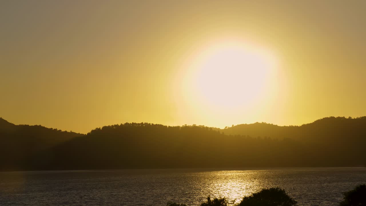 놀라운 다채로운 일몰 산 사슬