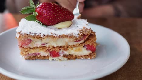 una rebanada de pastel de crema de fresa