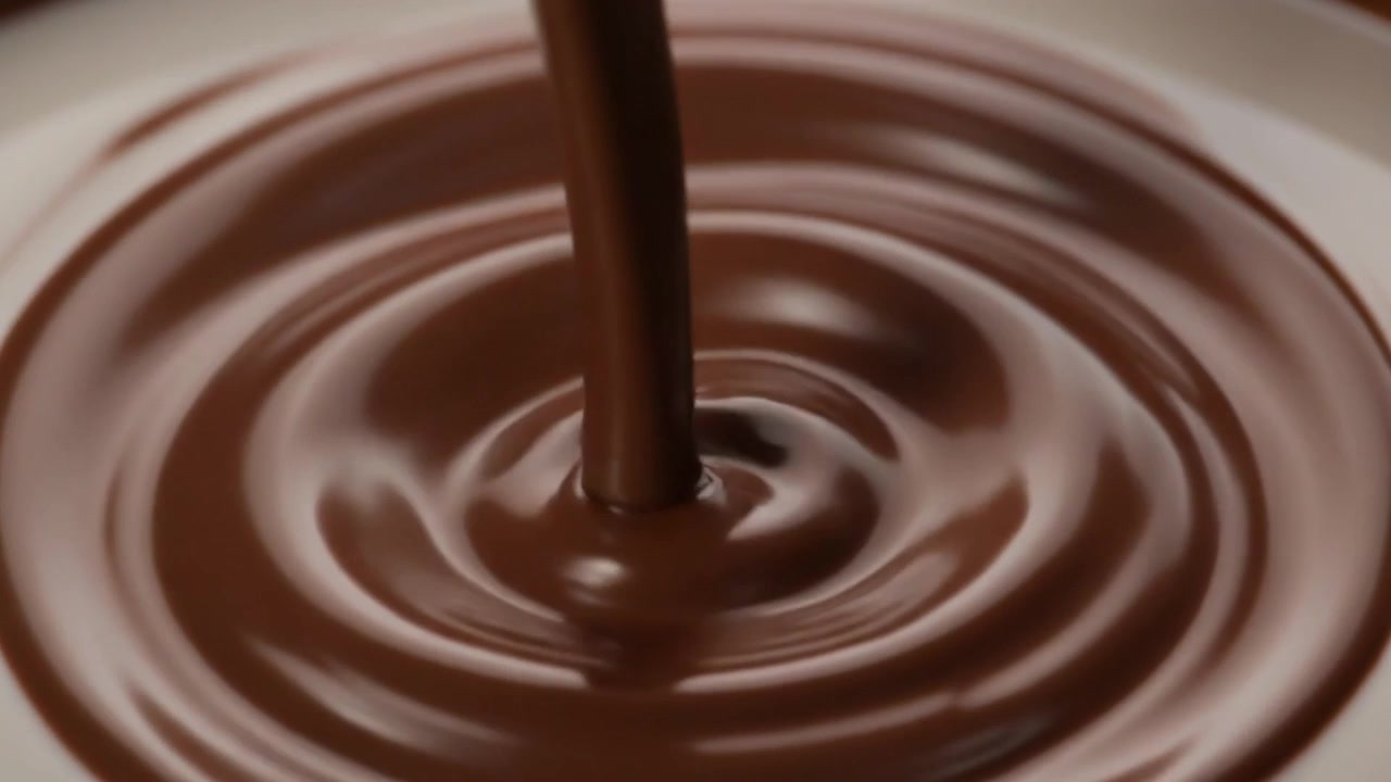 Cioccolato liquido versato nel latte cremoso
