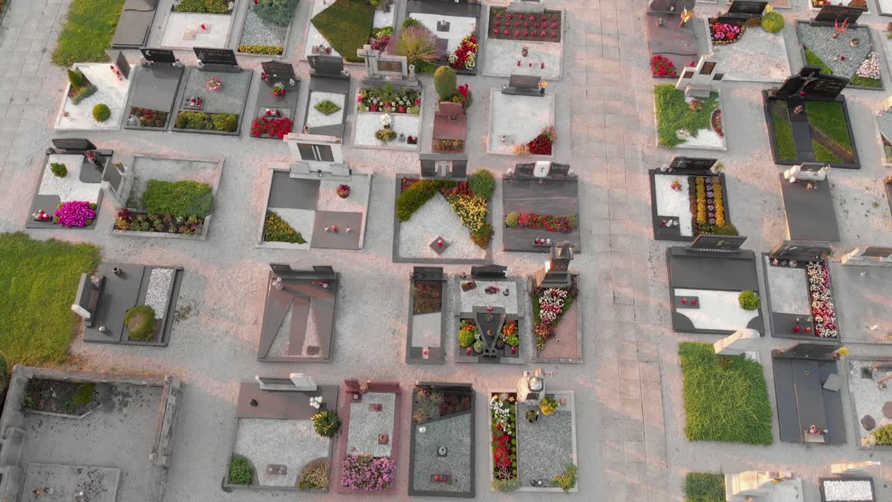 홉 정원 옆에 묘지가 있습니다.