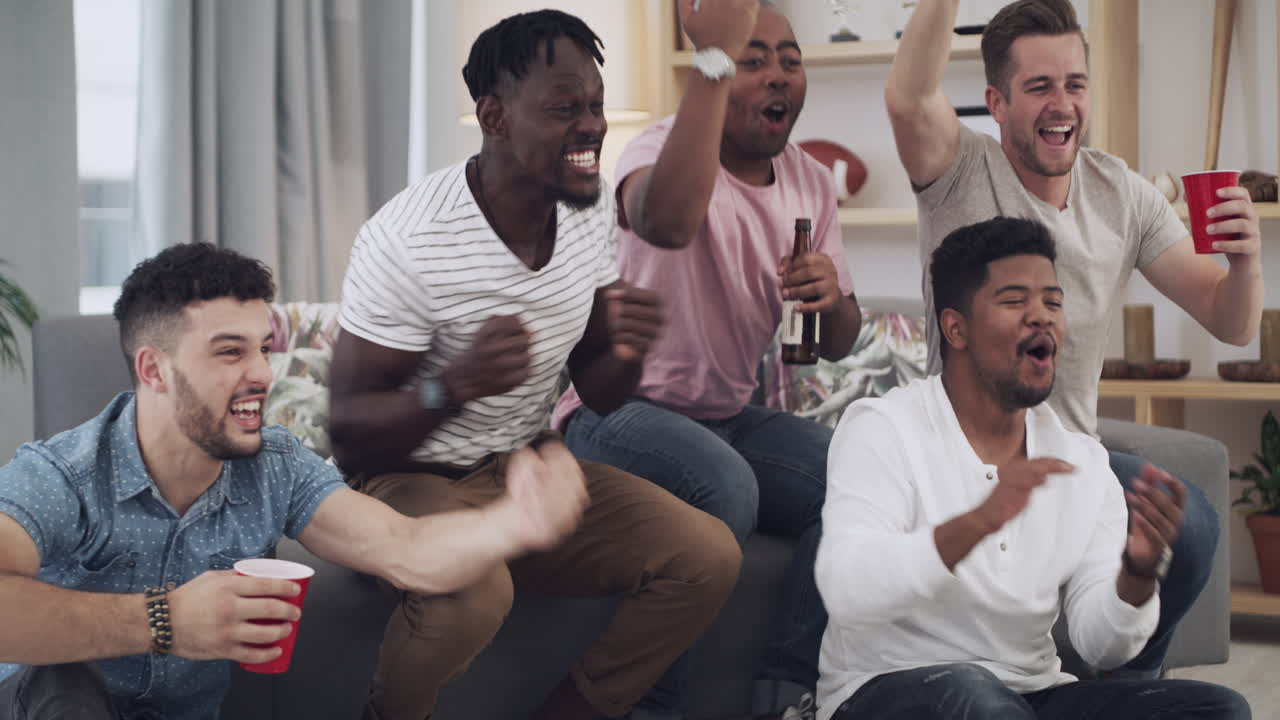 amigos viendo deportes en casa