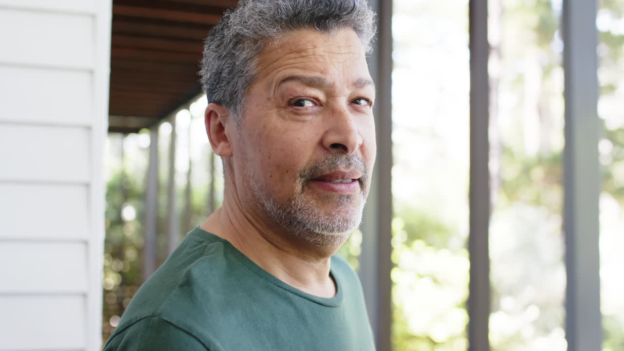 은 야외에서 행복한 두 인종의 노인 남자의 초상화, 복사 공간