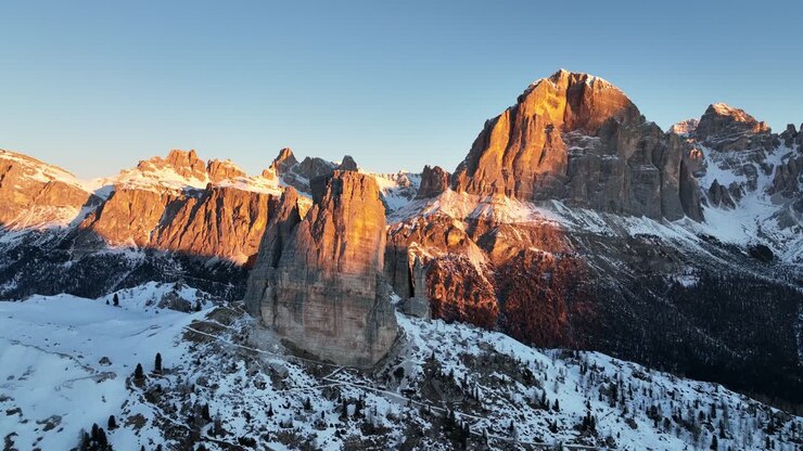 Riprese drone di montagne nelle Dolomiti vicino a Cortina d'Ampezzo