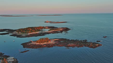 Isla-Del-Cabo-En-La-Toma-Aérea-Estática-De-La-Luz-De-La-Hora-Dorada