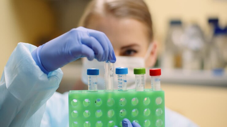 wissenschaftler, der röhrchen im labor im labor für molekularbiotechnologie hält