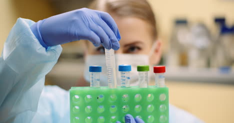 científico sosteniendo tubos en el laboratorio de biotecnología molecular