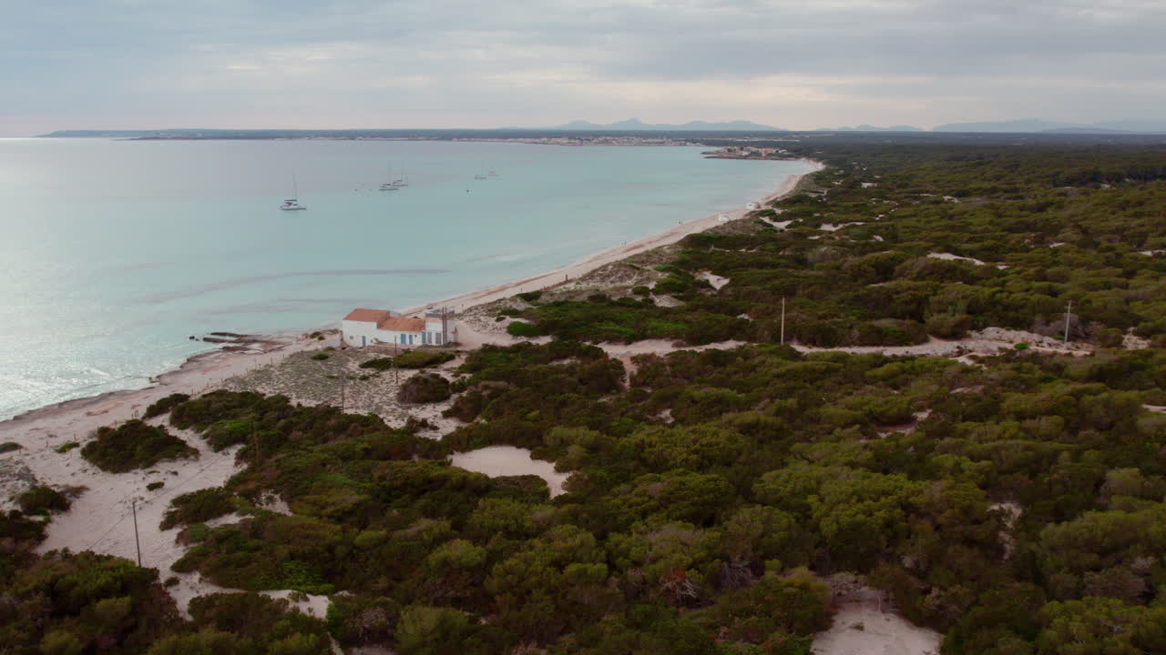volando sobre playa del trench, mallorca, españa