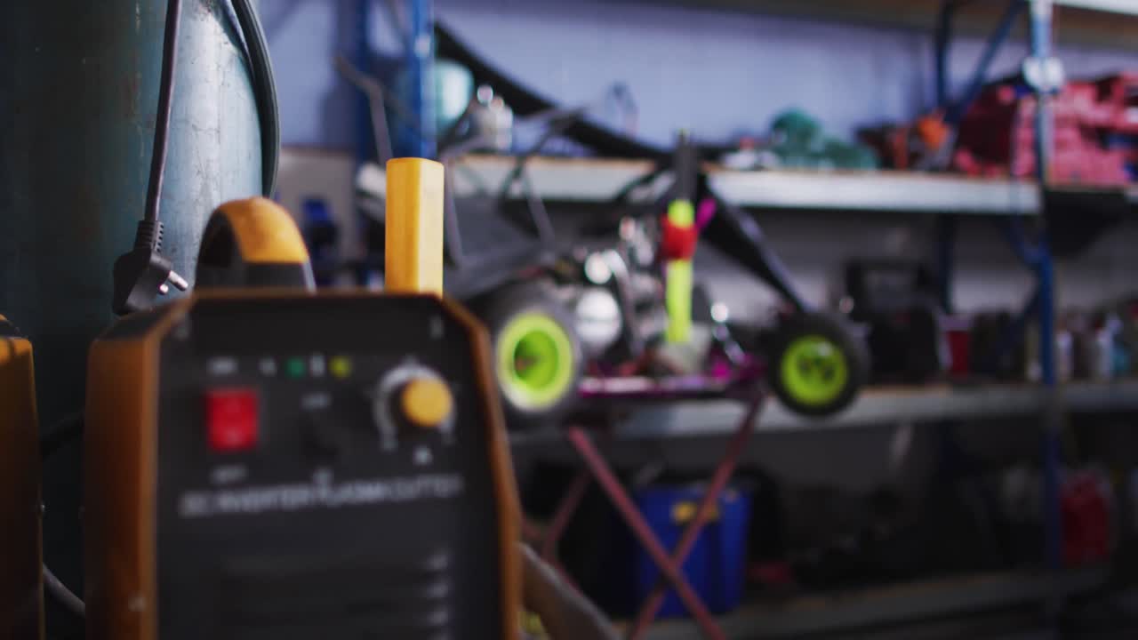 vídeo de diversas máquinas y herramientas en el taller de reparación de automóviles