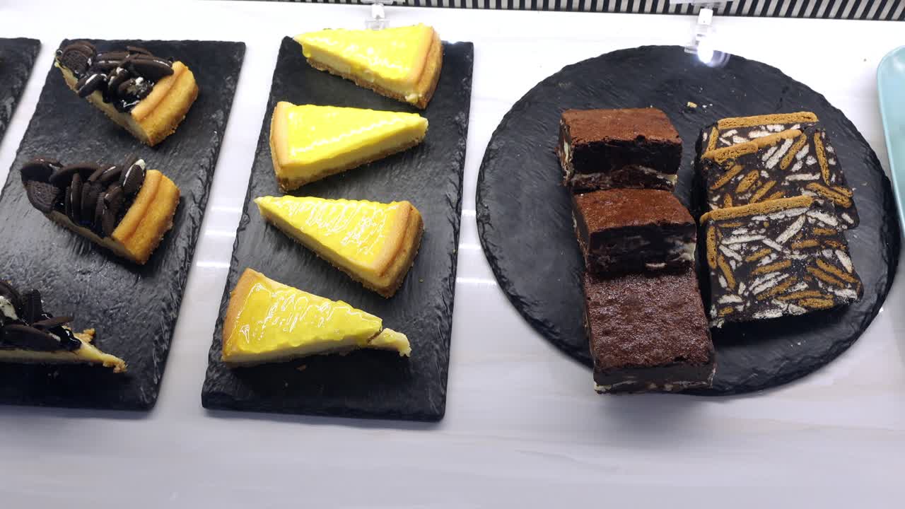 전시 된 다양한 케이크 와 디저트