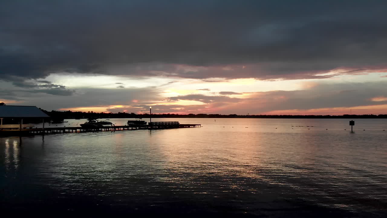 석양에 보트가 있는 드론 샷 호수