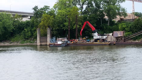 Excavator-On-The-Rivershore-Of-Ohio-Near-Cincinnati,-Ohio-USA