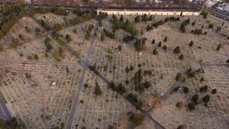 aérea de cima para baixo circulando sobre uma enorme área do cemitério de chacarita, buenos aires