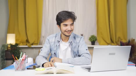 Geisteskranker-Männlicher-Student,-Der-Sich-Nicht-Wohl-Fühlt.