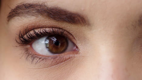 Closeup-portrait-of-the-eye-of-a-woman-blinking