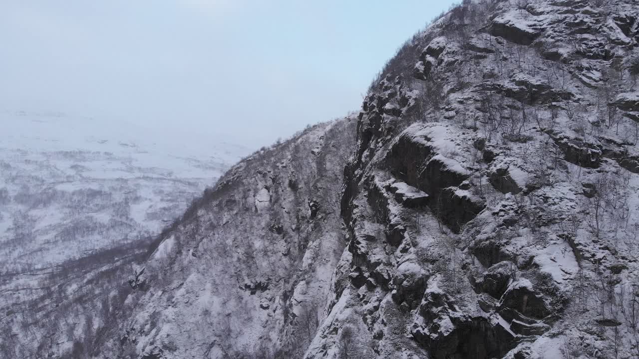 Cume de montanha íngreme em paisagem inóspita da Cordilheira Escandinava - Parallax de deslizamento aéreo