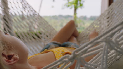 Mujer-Joven-En-Hamaca-Balanceándose-Pacíficamente-En-Un-Perezoso-Día-De-Verano-Disfrutando-Del-Estilo-De-Vida-De-Vacaciones-En-El-Complejo-Vacacional