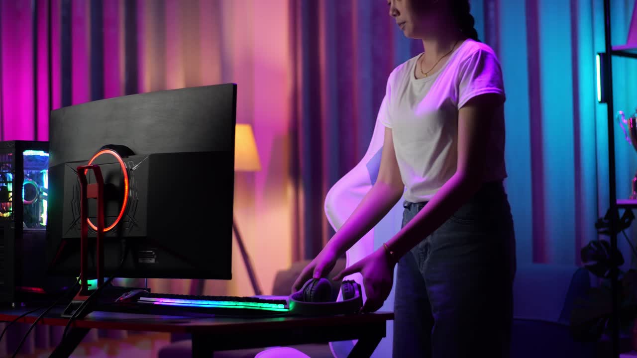 chica adolescente jugando por la noche