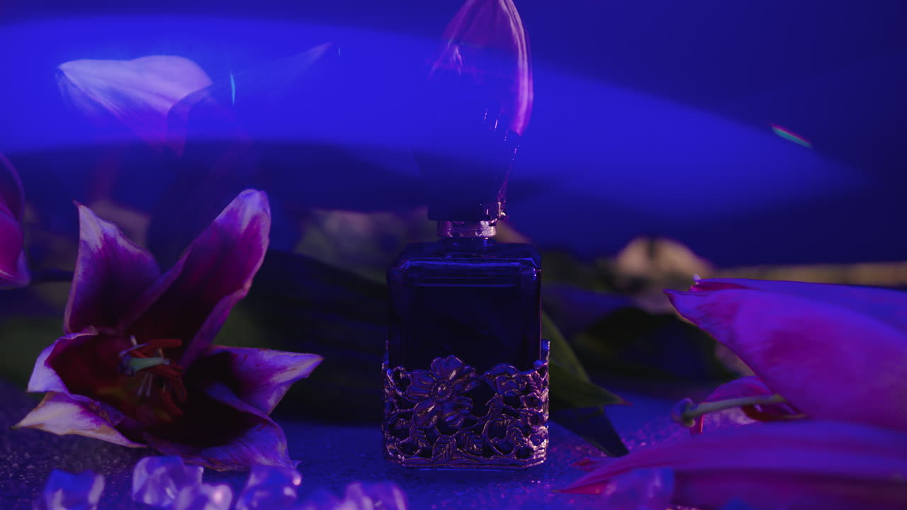 efecto de resplandor fresco en una composición de video de producto de una botella de perfume vintage, rodeada de flores