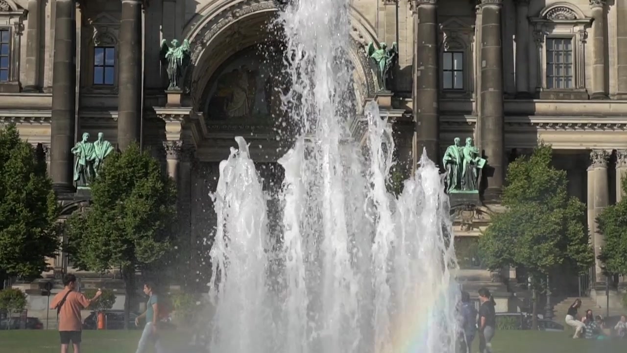Arc-en-ciel et fontaine devant la Cathédrale de Berlin (Berliner Dom) en Allemagne