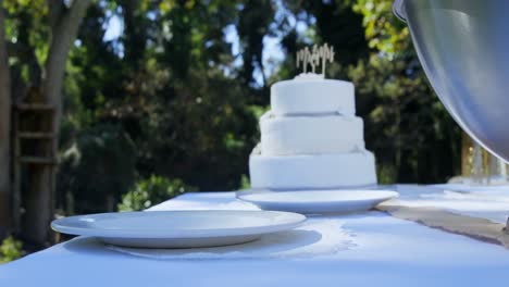 Pastel-De-Bodas-Blanco-Junto-Con-Platos-4k-4k