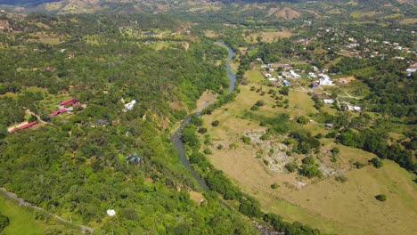 Vista-Aérea-Del-Río-Yaque-Del-Norte-Impresionante-Entorno-Con-Vida-Silvestre,-Naturaleza-Y-Un-Pequeño-Pueblo