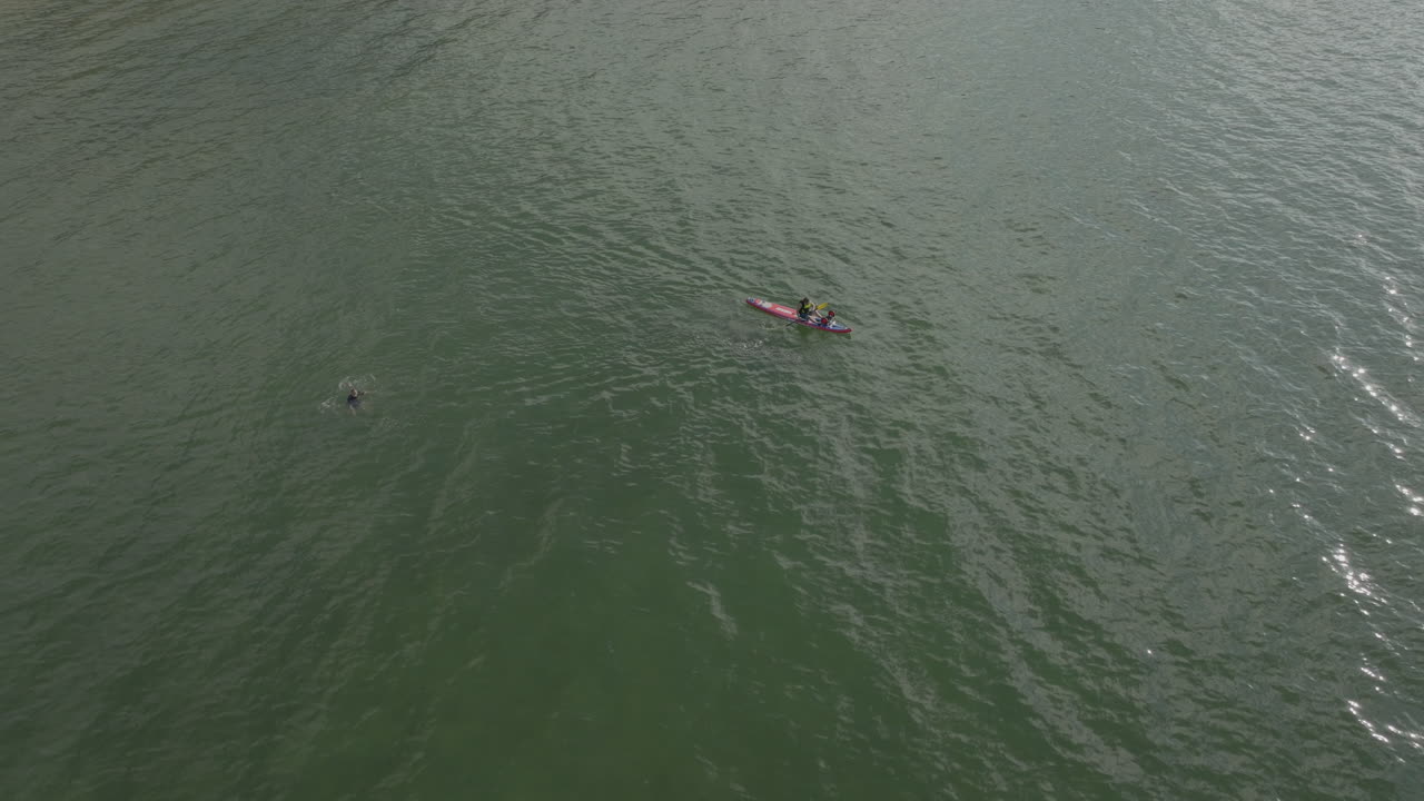 홍콩 해역에서 항해하는 카누의 공중 무인 항공기 샷, 중국