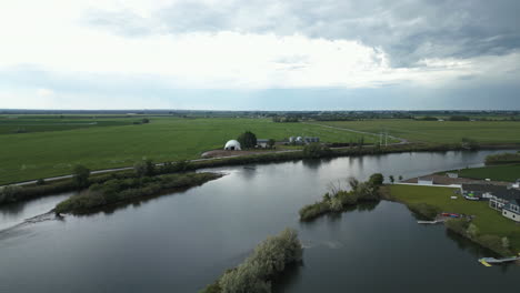 El-Río-Snake-Serpentea-A-Través-De-Los-Diversos-Paisajes-De-Idaho,-Mostrando-El-Arte-De-La-Naturaleza-Desde-Arriba