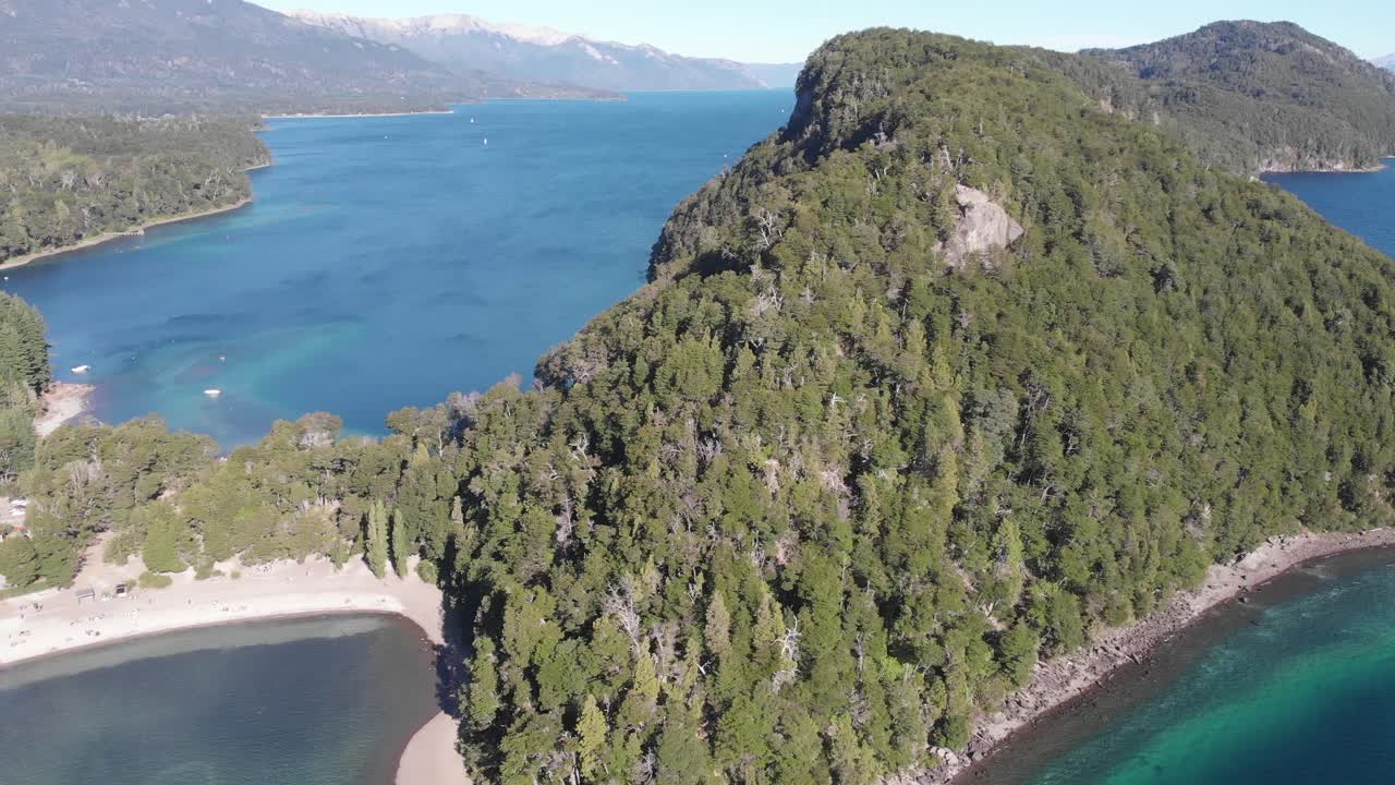 обрывистые лесистые массивы в вилья-ла-ангостуре, аргентина