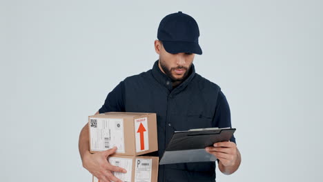 hombre de entrega, cajas y documento de lista de comprobación