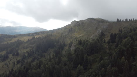 Vista-Aérea-De-La-Cima-De-La-Montaña-Rocosa-Bajo-Las-Nubes