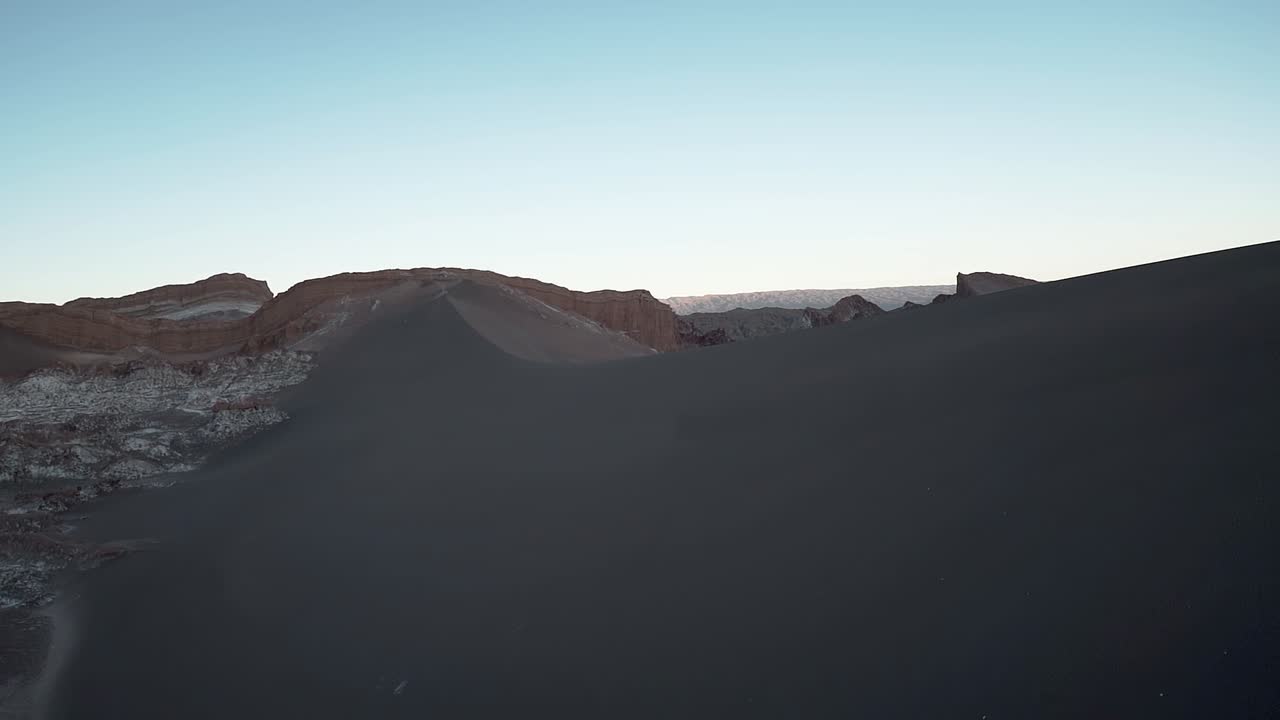 duna de arena negra en el desierto de atacama