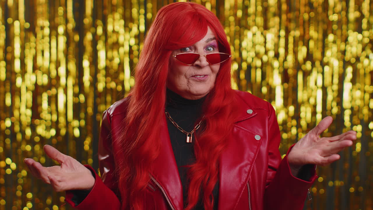 놀라운 흥분 된 여성 놀라움 큰 눈으로 카메라를보고, 갑작스러운 승리로 충격을 와우 감정