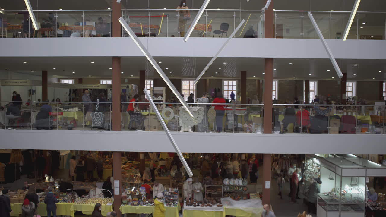 현대적 인 건물 에서 비는 장인 시장