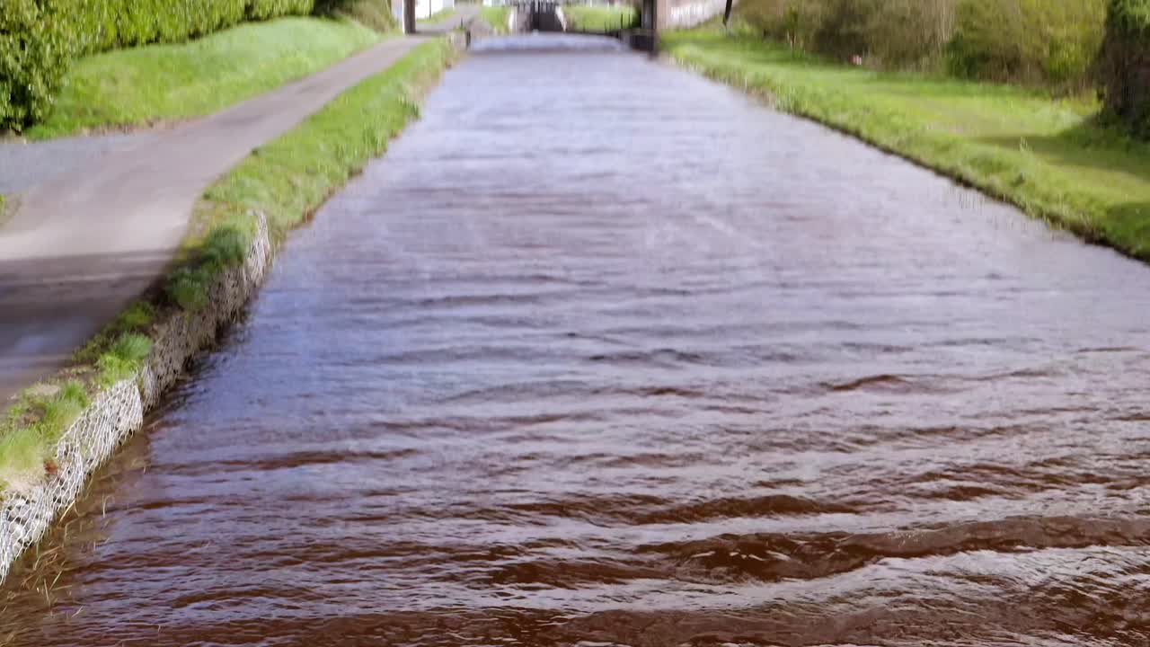 그랜드 운하를 가로지르는 기차 다리의 동적