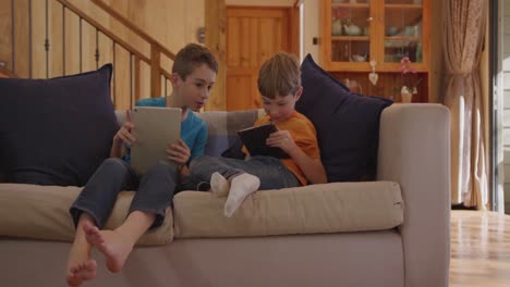 la familia pasa tiempo juntos en casa durante el día 4k