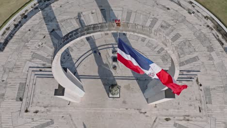 Denkmalskulptur-Auf-Dem-Flaggenplatz-In-Santo-Domingo,-Dominikanische-Republik