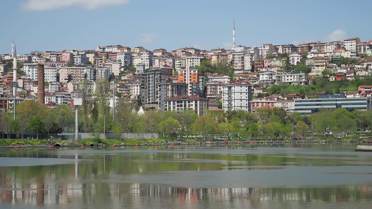 Nehir ve Park ile İstanbul Şehir Manzarası