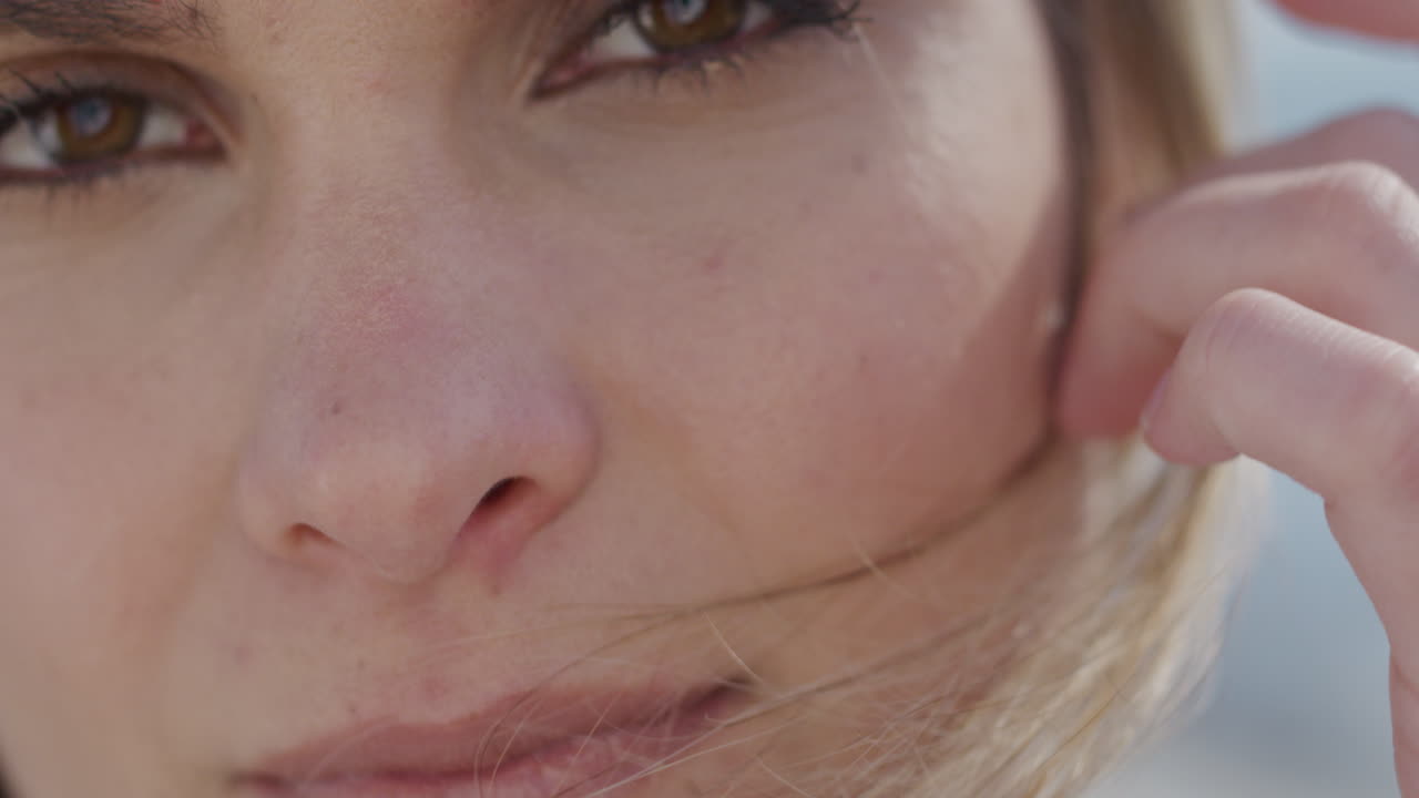 retrato de una hermosa mujer rubia sonriendo al aire libre en la playa estilo de vida feliz