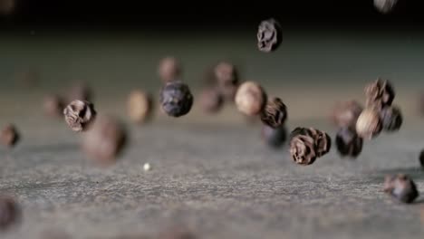 granos de pimienta o pimienta negra especia. súper macro de cerca. filmado con una cámara súper lenta de 1000 fps.