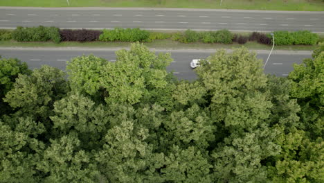 Aerila-De-Arriba-Hacia-Abajo---Autopista-De-La-Ciudad-Entre-El-Cinturón-Verde