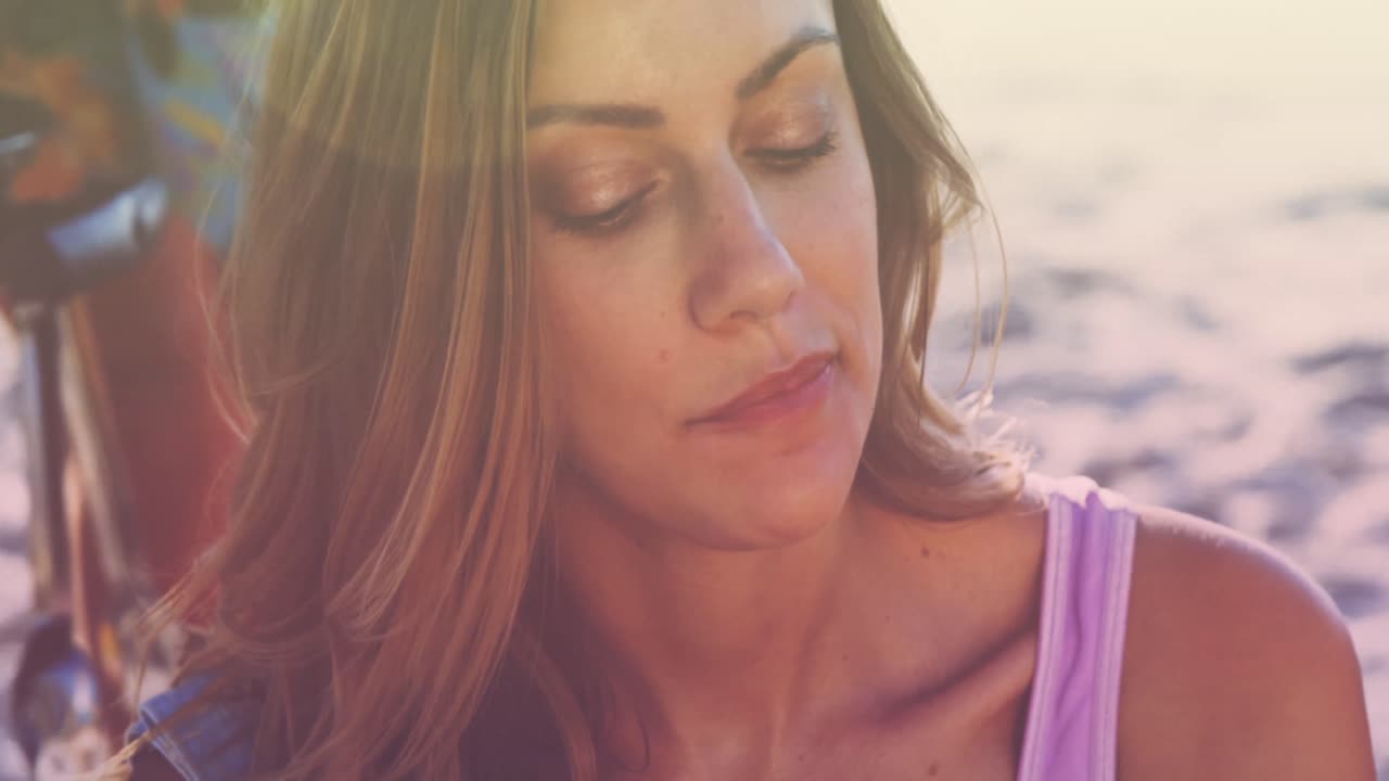 animación de una mujer caucásica comiendo sandía con amigos en la playa