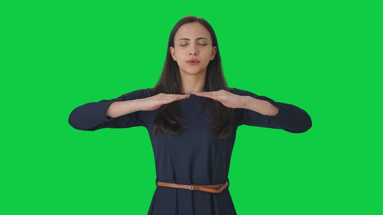 chica india tomando respiraciones largas pantalla verde