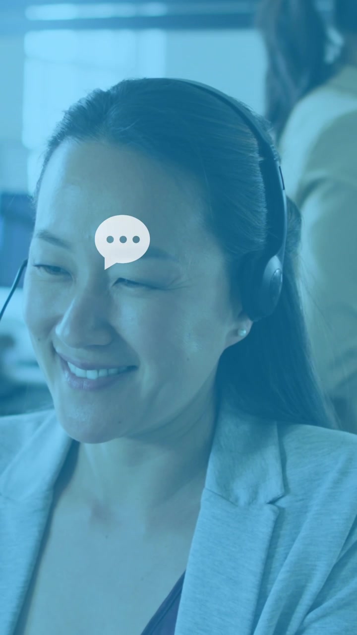 Animazione di reazioni sui social media su donna asiatica in ufficio al telefono.