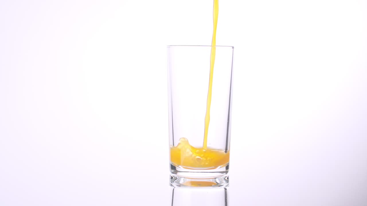 Il succo d'arancia versato in un bicchiere