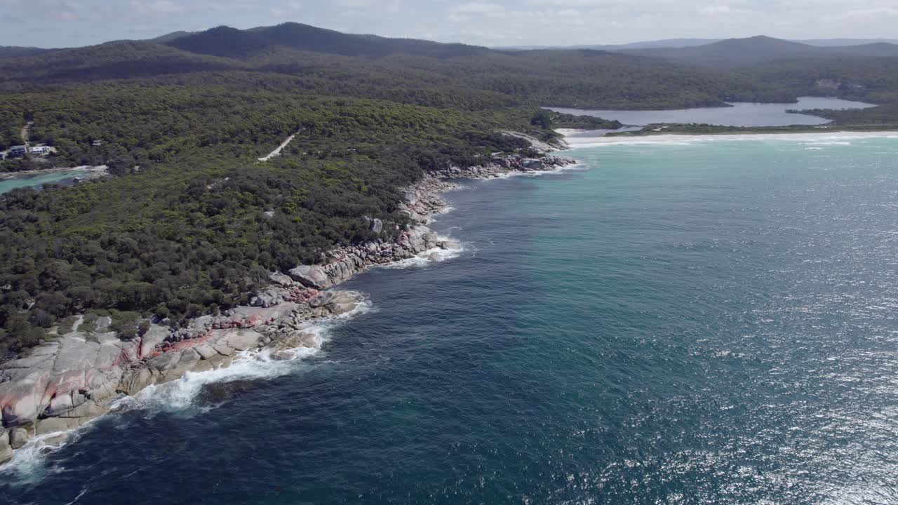 laguna de sloop cerca del campamento de sloop reef en la bahía de binalong, australia