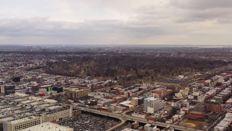 Una-Toma-Aérea-De-Un-Dron,-Panorámica-Sobre-El-Parque-De-La-Puesta-Del-Sol-De-Brooklyn