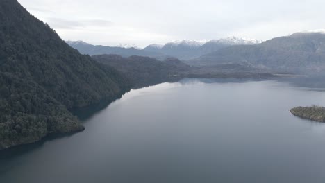 Toma-Aérea,-Lago-Maihue-En-El-Sur-De-Chile.