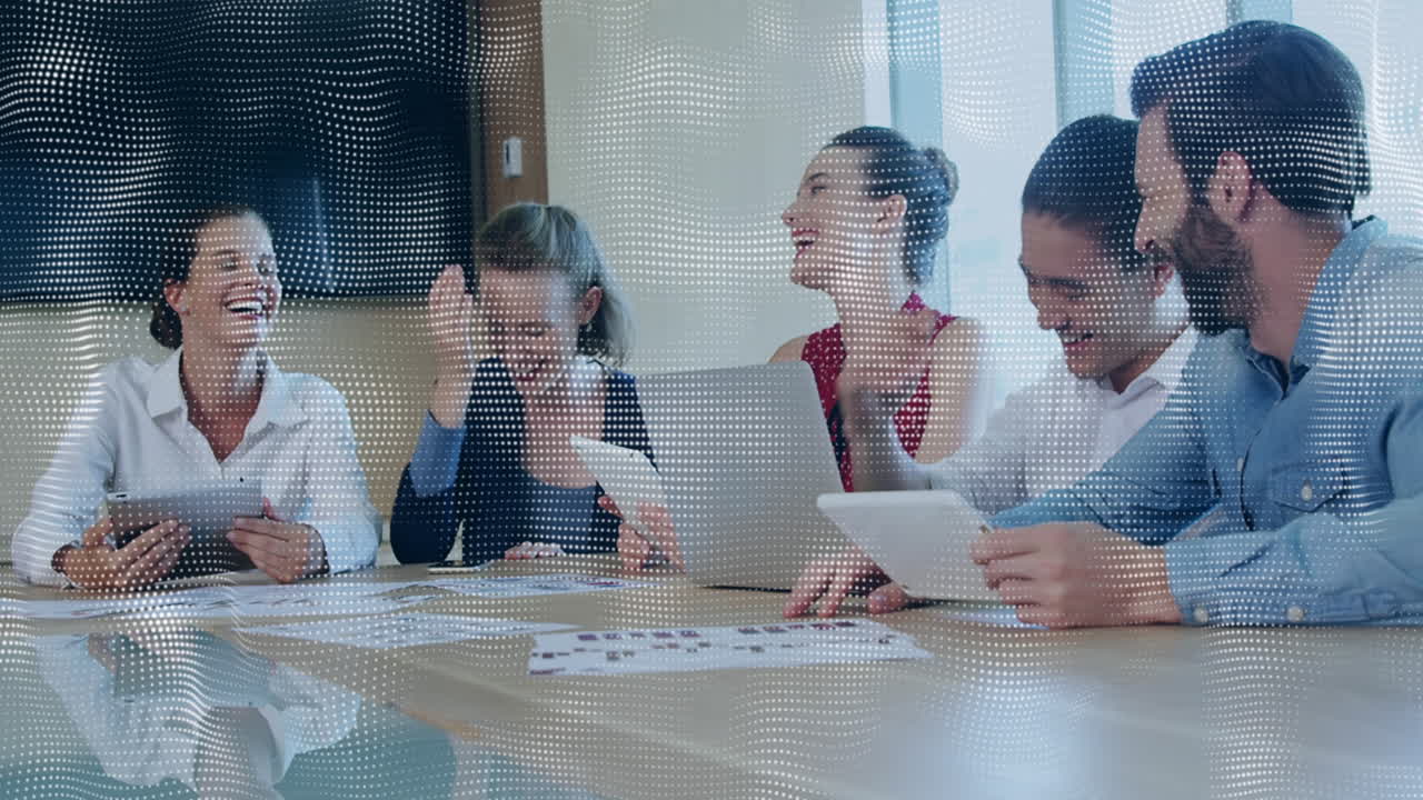 사무실에서 일하는 사업가들에 대한 데이터 처리의 애니메이션