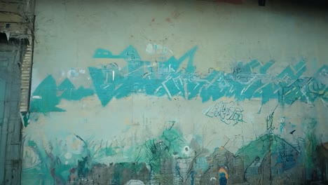 graffiti en un edificio en ruinas