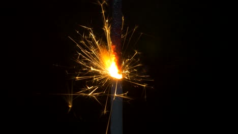 fuego bengala cracker fiesta en la oscuridad gradualmente